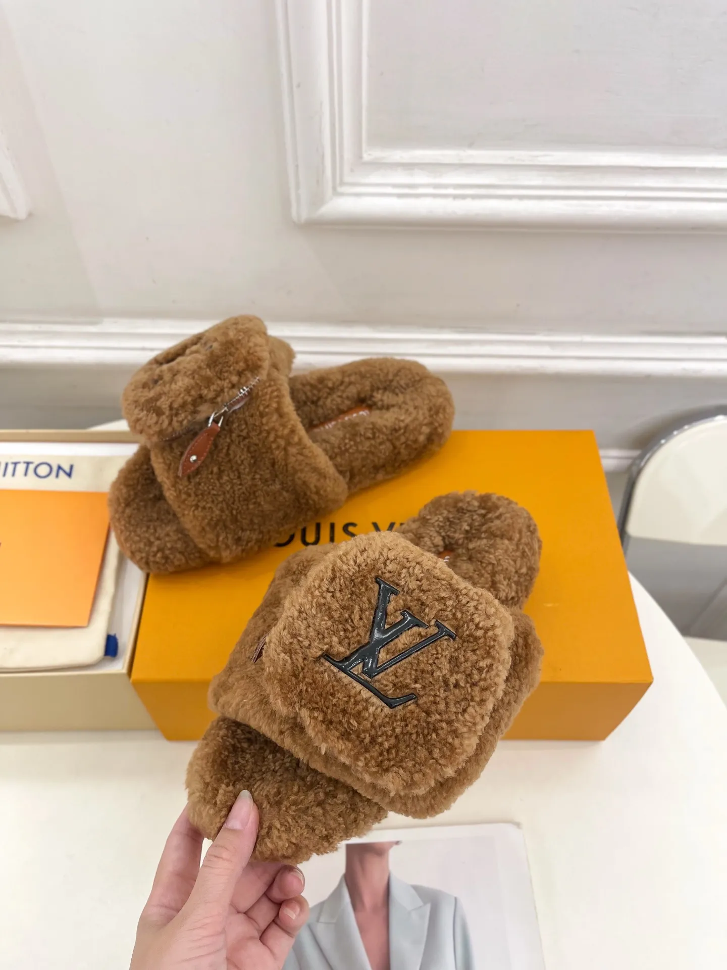👟👟Ex-factory price 480👟👟 | Louis Vuitton 25𝐬𝐬 🧡💚2025 spring and summer new style top version⚠️ The counter features the latest LV wallet fur slippers, new hard goods🆕 ❥BS purchasing level! Full of high-end feel! A popular model among bloggers at home and abroad, it’s retro and fashionable and looks amazing on your feet! Mainly recommended model on the official website★ ━━━━━ ЅᏇєєt ━━━━━ ▪️Upper: Original custom-made wool ▪️Lining: imported goat hair lining ▪️Outsole: Original custom-made non-slip outsole ▪️Heel height: flat ▪️Shoe size: 35-39 (40.41.42 customization is not returnable)